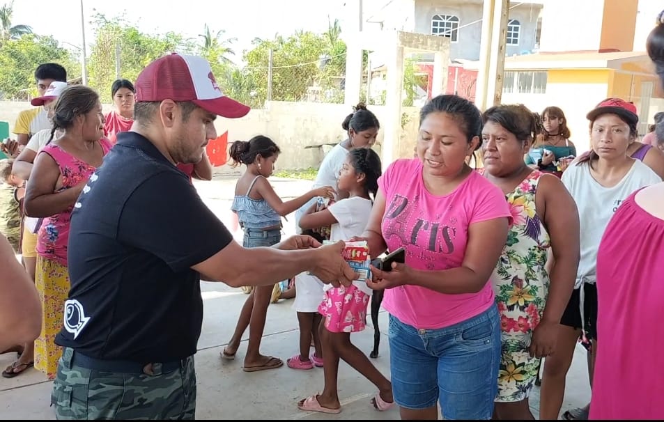 Desborda alegría visita de Jacko Badillo en Laguna del Quemado