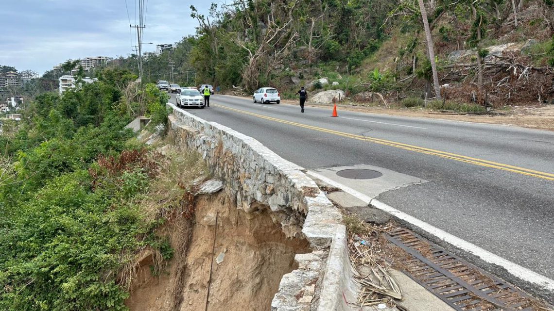 Gobierno de Guerrero atiende dos derrumbes en avenida Escénica de Acapulco