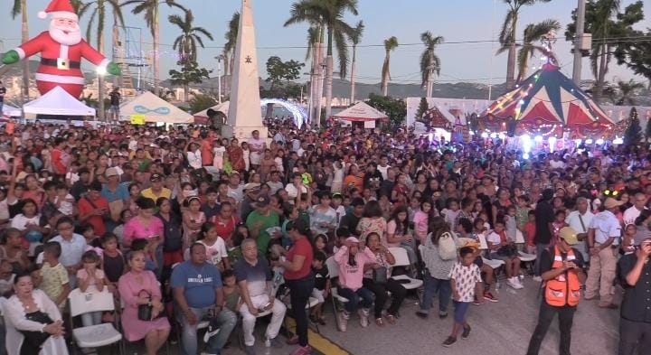 Abelina entrega juguetes el Día de Reyes en Acapulco