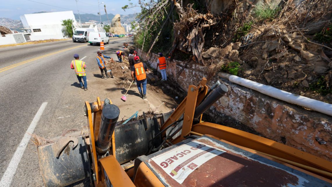Continúa Cicaeg atendiendo el socavón en la Escénica en Acapulco Continúa Cicaeg atendiendo el socavón en la Escénica en Acapulco