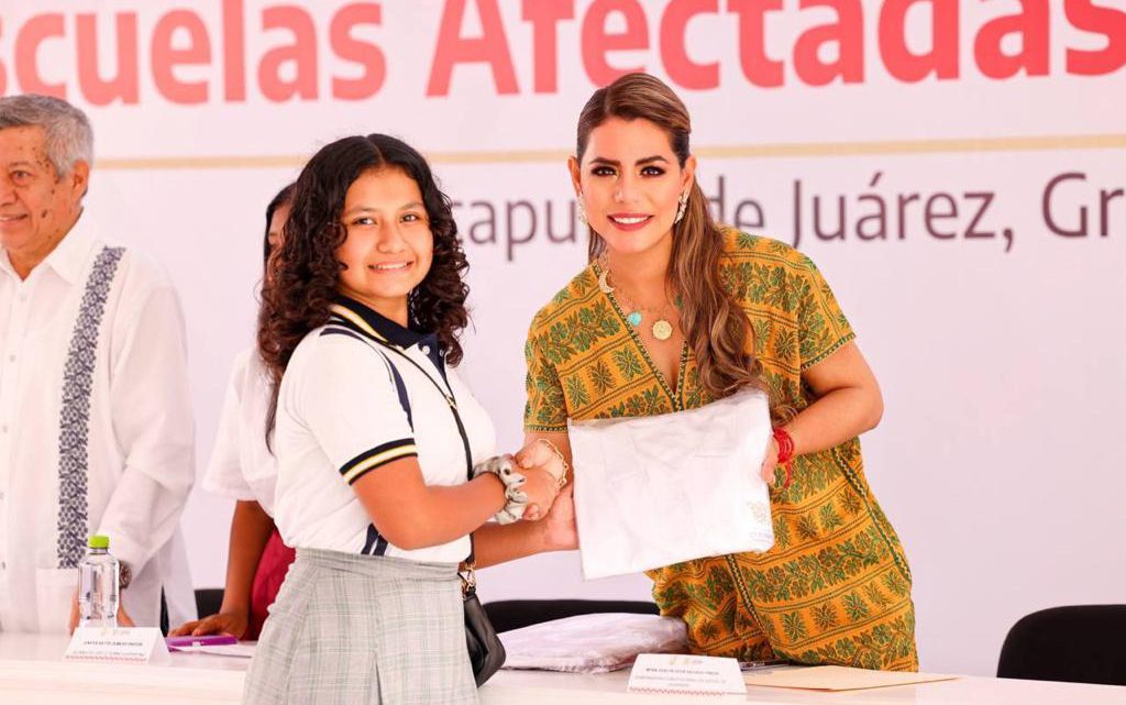 Entrega Evelyn Salgado uniformes, kits de limpieza y libros de texto gratuitos en escuelas afectadas por el Huracán Otis