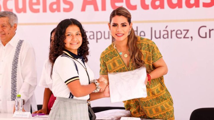 Entrega Evelyn Salgado uniformes, kits de limpieza y libros de texto gratuitos en escuelas afectadas por el Huracán Otis