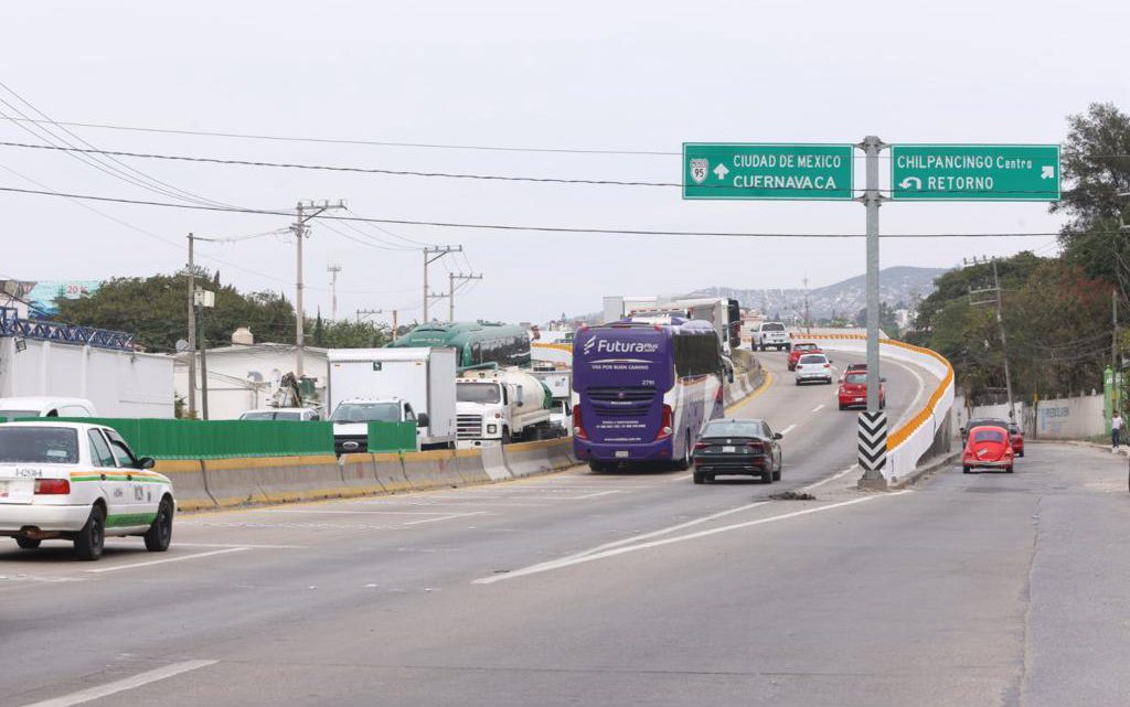 Libera la Policía Estatal Autopista del Sol y se normaliza el tránsito vehicular Libera la Policía Estatal Autopista del Sol y se normaliza el tránsito vehicular