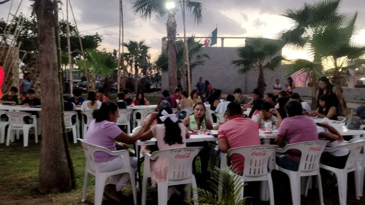 Familias, parejas y amigos de Acapulco se reúnen en la Villa del Amor y la Amistad del Parque Papagayo