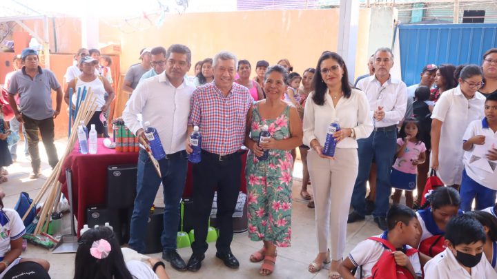 Inauguran aula de medios y entregan apoyos a primarias de Acapulco