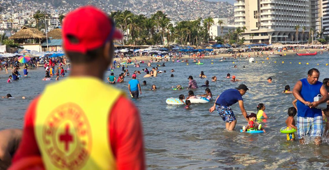En Acapulco se trabaja para mantener playas limpias En Acapulco se trabaja para mantener playas limpias
