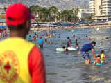 En Acapulco se trabaja para mantener playas limpias