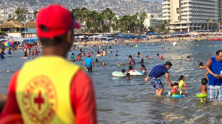 En Acapulco se trabaja para mantener playas limpias