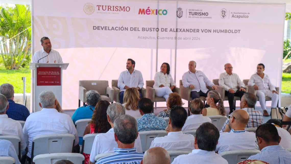 Develan el busto de Alexander Von Humboldt en Acapulco