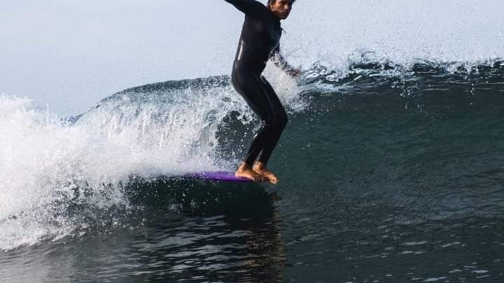 Destaca surfista del municipio de La Unión sin beca y sin apoyo de las autoridades