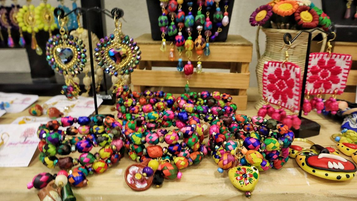 Artesanos guerrerenses exhiben sus productos en el Tianguis Turístico que se realiza en Acapulco Artesanos guerrerenses exhiben sus productos en el Tianguis Turístico que se realiza en Acapulco