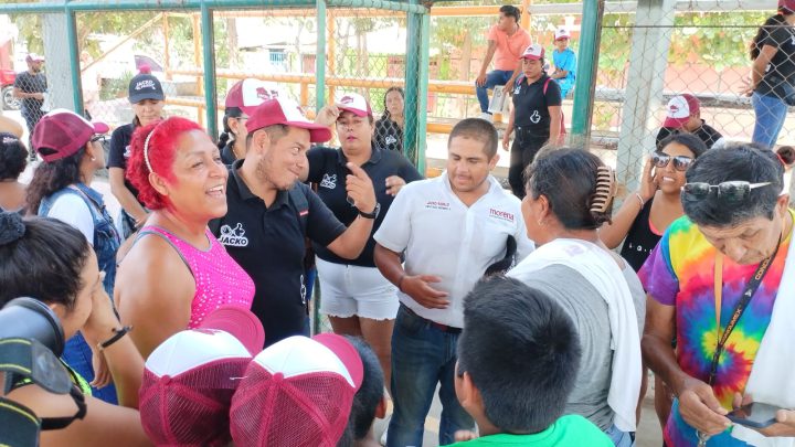 Con emoción y alegría reciben a Jacko Badillo en la periferia de Acapulco