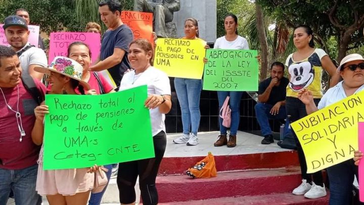 Protestan profesores cetegistas en el municipio de Atoyac de Álvarez