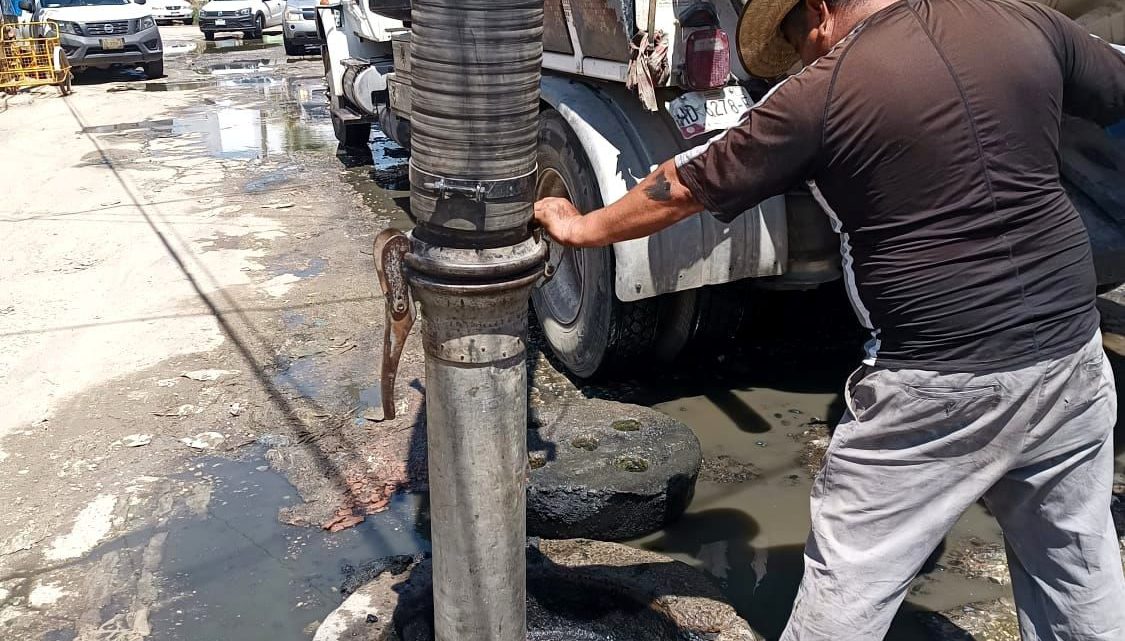 Apoya CAPASEG con el desazolve de drenaje en Acapulco