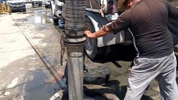 Apoya CAPASEG con el desazolve de drenaje en Acapulco