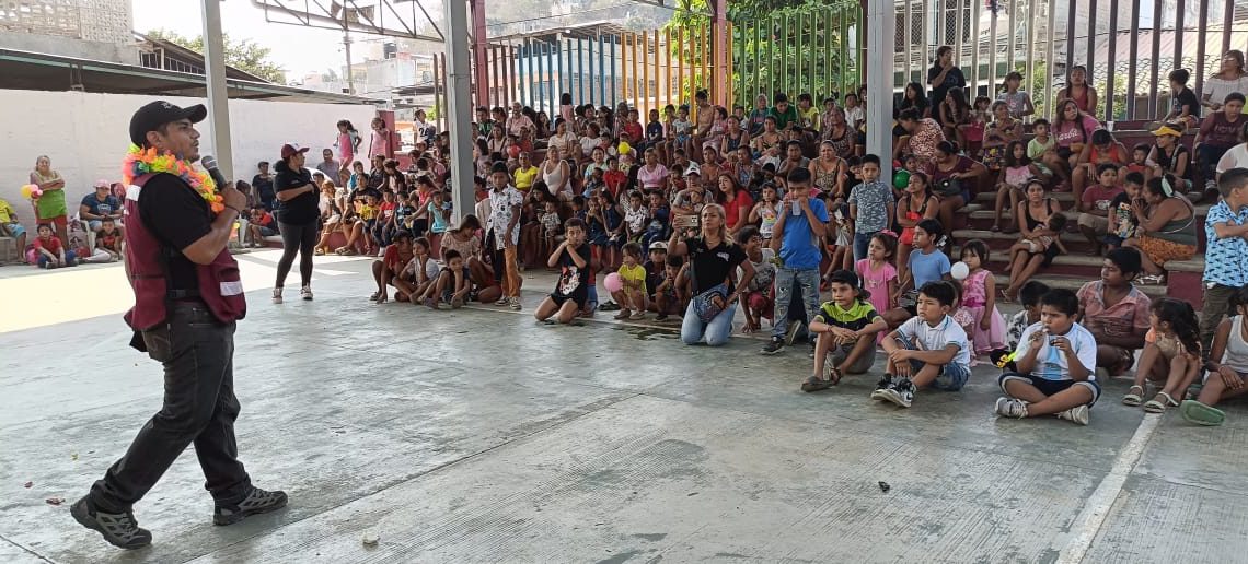 Convive Jacko el Pargo con niños, padres y madres de diversas colonias