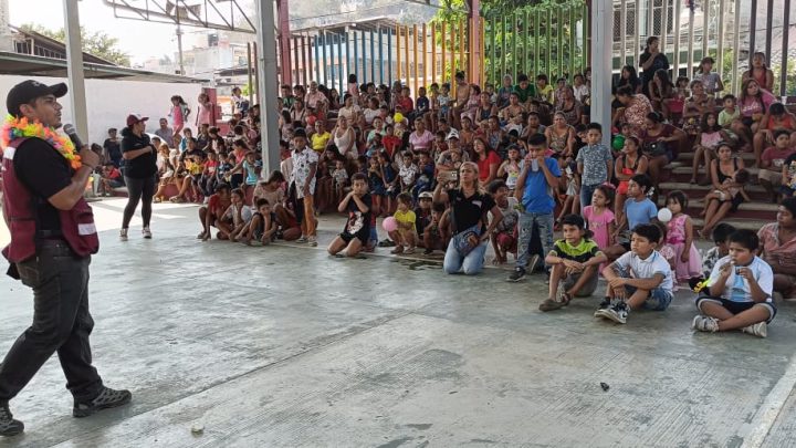 Convive Jacko el Pargo con niños, padres y madres de diversas colonias