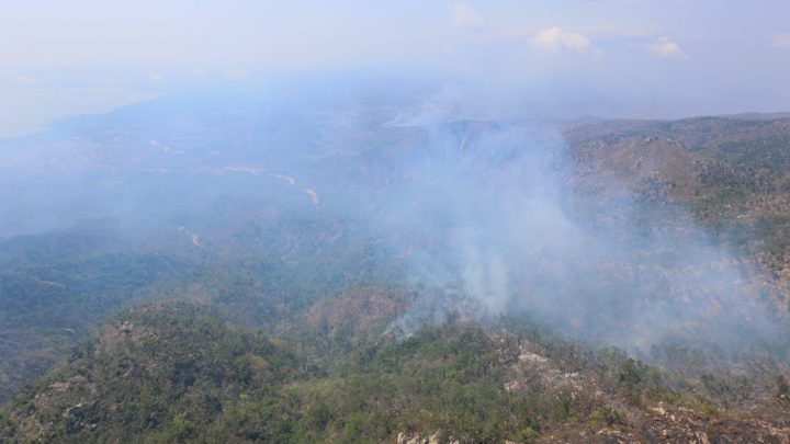 Por tierra y aire continúa la sofocación del incendio forestal en El Veladero de Acapulco
