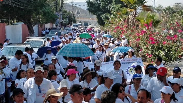 Marchan más de 20 mil trabajadores del SNTE en Guerrero