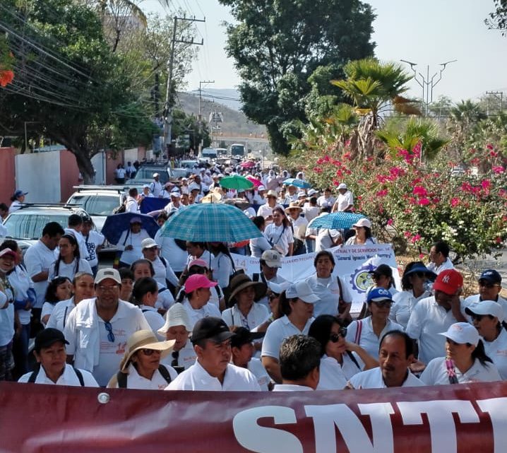 Marchan más de 20 mil trabajadores del SNTE en Guerrero Marchan más de 20 mil trabajadores del SNTE en Guerrero