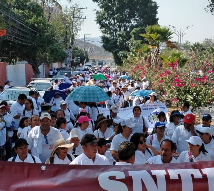 Marchan más de 20 mil trabajadores del SNTE en Guerrero