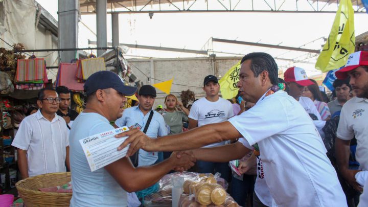 Recorre Granda mercados de Tres Palos y Llano Largo; recibe apoyo de pobladores y comerciantes