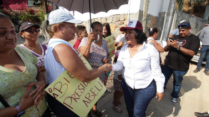 Reconocen vecinos de colonia Constituyentes trayectoria y trabajo de Abelina López Rodríguez