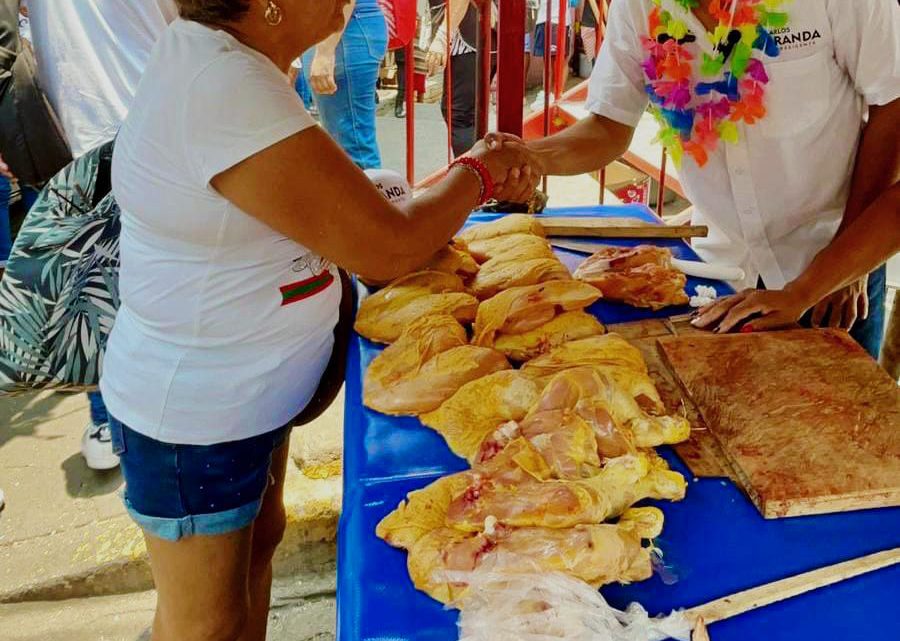 Recorre Granda el mercado de la Laja y recibe muestras de apoyo de comerciantes