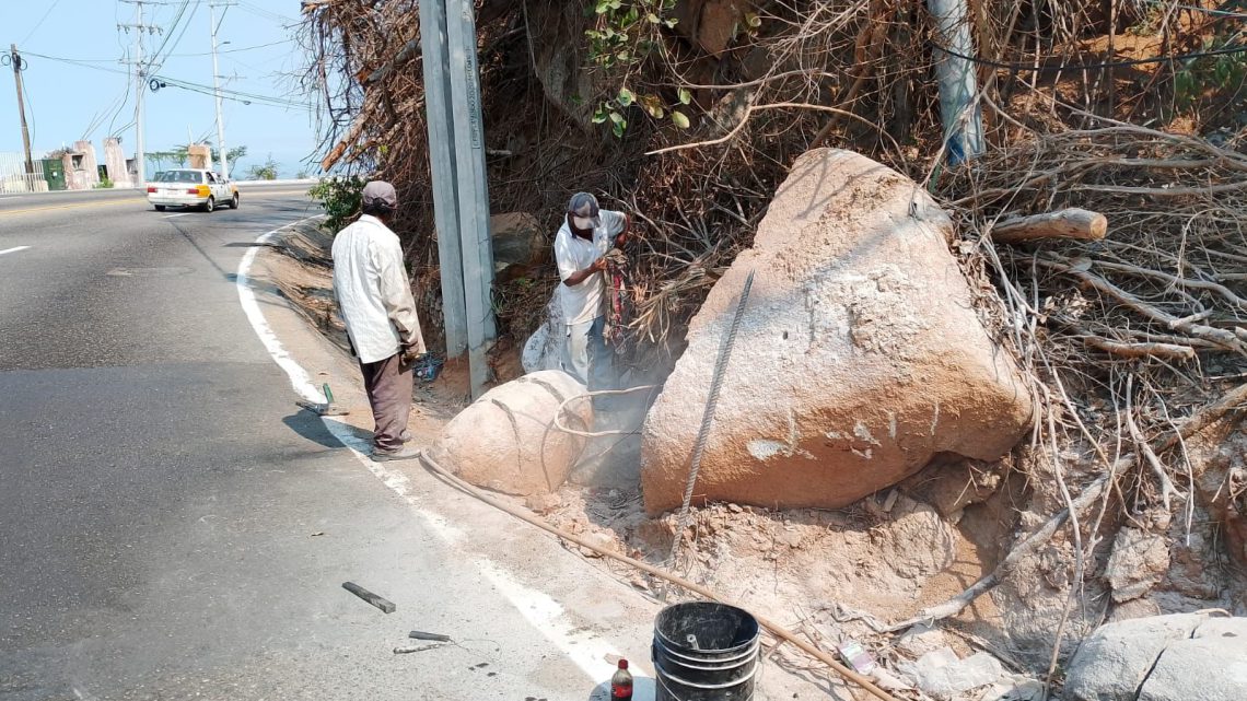 Continúan labores de limpieza y retiro de piedras en Avenida Escénica a través de CICAEG Continúan labores de limpieza y retiro de piedras en Avenida Escénica a través de CICAEG