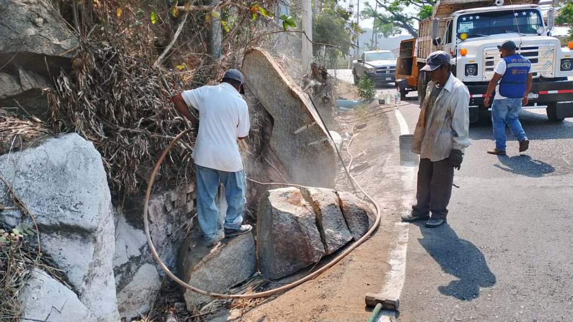 Continúan labores de limpieza y retiro de piedras en Avenida Escénica a través de CICAEG Continúan labores de limpieza y retiro de piedras en Avenida Escénica a través de CICAEG