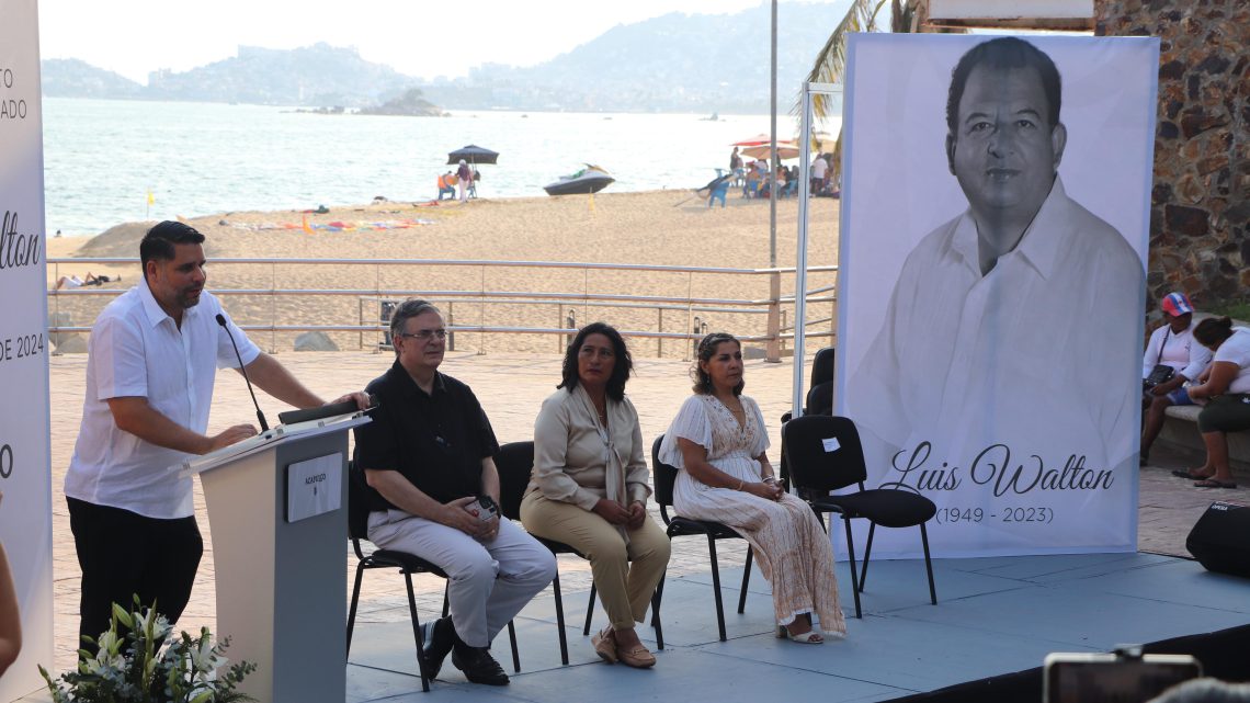 Asiste Abelina López Rodríguez a la develación del busto en honor de Luis Walton Aburto Asiste Abelina López Rodríguez a la develación del busto en honor de Luis Walton Aburto