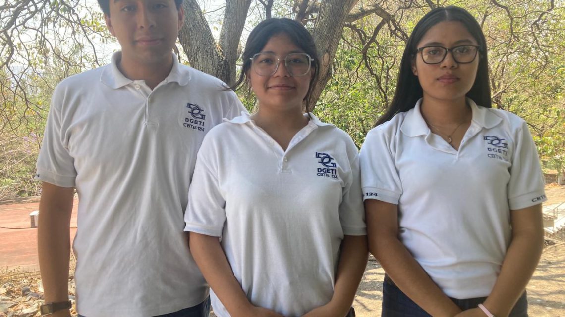 Estudiantes del CBTIS 134 de Chilpancingo ganadores del programa “Formación de Emprendedores” creado por Endeavor y la Fundación Beca, con su proyecto Higienix Estudiantes del CBTIS 134 de Chilpancingo ganadores del programa “Formación de Emprendedores” creado por Endeavor y la Fundación Beca, con su proyecto Higienix
