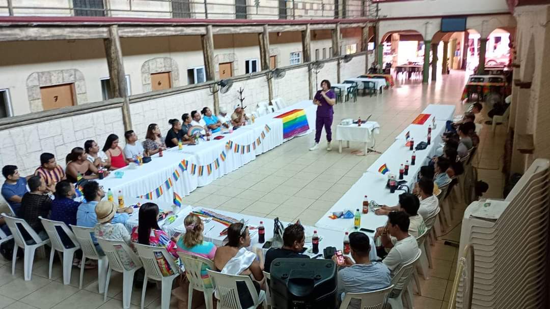 Imparten conferencia en Atoyac sobre los derechos de la población LGBTTQ+ y anuncian tercera marcha del “orgullo” Imparten conferencia en Atoyac sobre los derechos de la población LGBTTQ+ y anuncian tercera marcha del “orgullo”