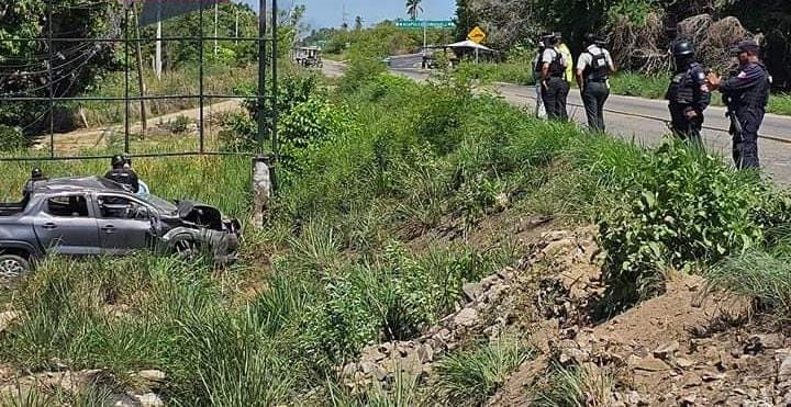 Cinco heridos deja volcadura de camioneta en el municipio de Tecpan