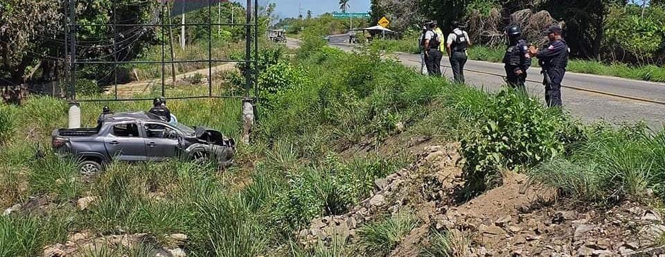 Cinco heridos deja volcadura de camioneta en el municipio de Tecpan Cinco heridos deja volcadura de camioneta en el municipio de Tecpan