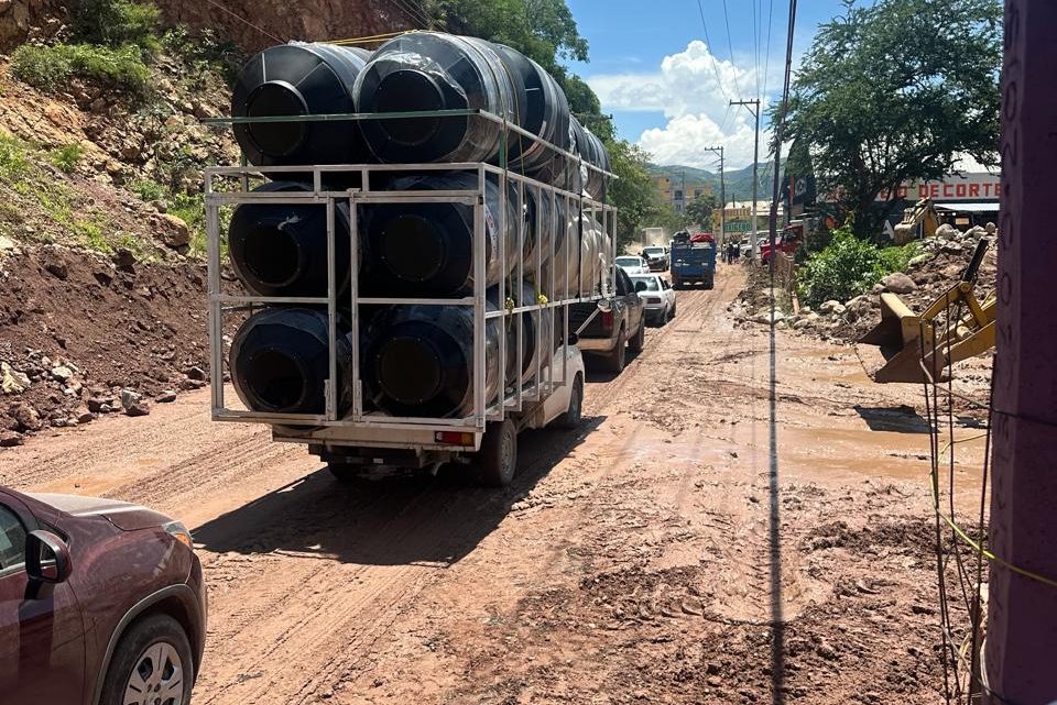 Libre la circulación a los automovilistas en la entrada a Tlapa Libre la circulación a los automovilistas en la entrada a Tlapa