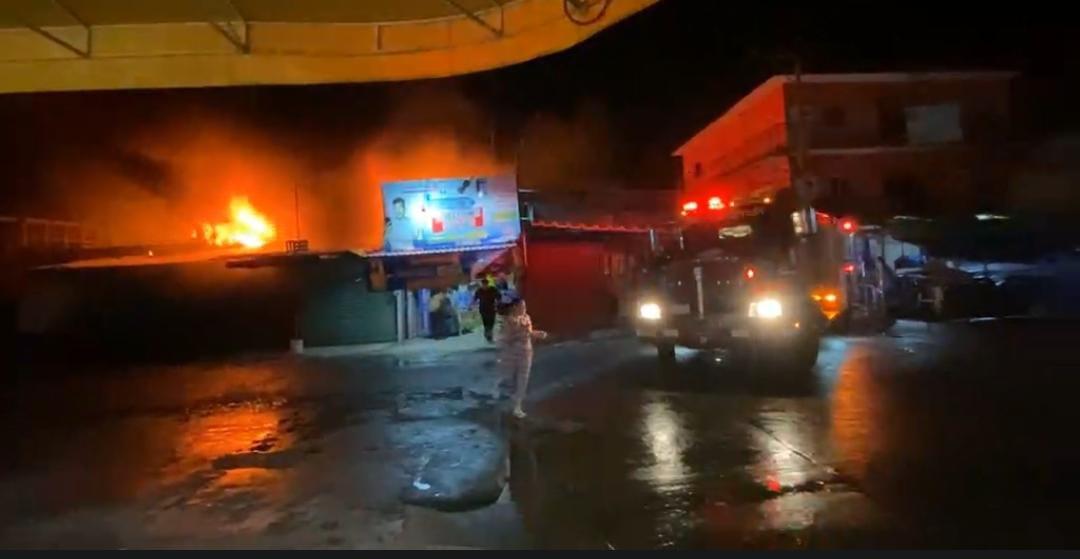 BOMBEROS DE SGIRPCGRO SOFOCAN INCENDIO EN MERCADO MUNICIPAL DE CD. ALTAMIRANO BOMBEROS DE SGIRPCGRO SOFOCAN INCENDIO EN MERCADO MUNICIPAL DE CD. ALTAMIRANO