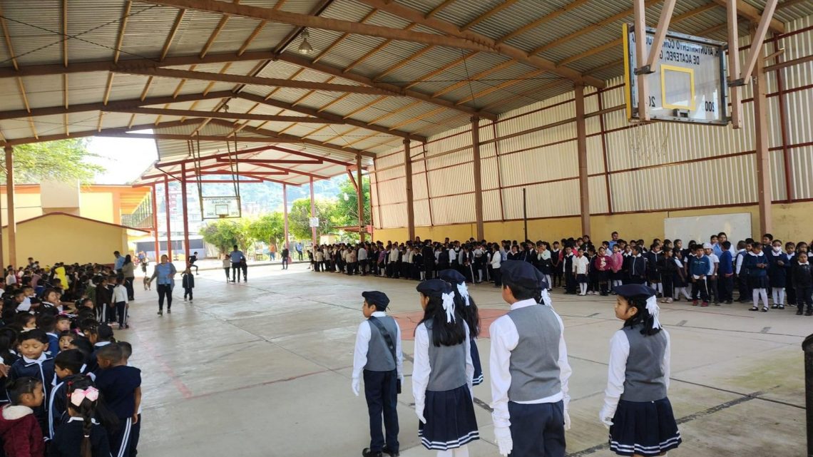 Regresan a clases el 94 por ciento de los estudiantes en Guerrero tras el paso del Huracán John Regresan a clases el 94 por ciento de los estudiantes en Guerrero tras el paso del Huracán John