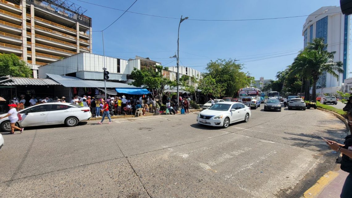 Intervención y diálogo del gobierno del estado logró levantar el bloqueo de comerciantes de Acapulco afectados por huracán John Intervención y diálogo del gobierno del estado logró levantar el bloqueo de comerciantes de Acapulco afectados por huracán John