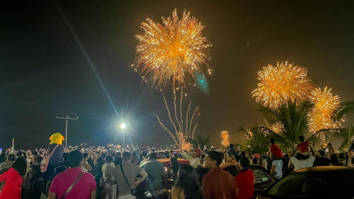 Un gran espectáculo la Gala de Pirotecnia de Fin de Año ilumina el Hogar del Sol Un gran espectáculo la Gala de Pirotecnia de Fin de Año ilumina el Hogar del Sol