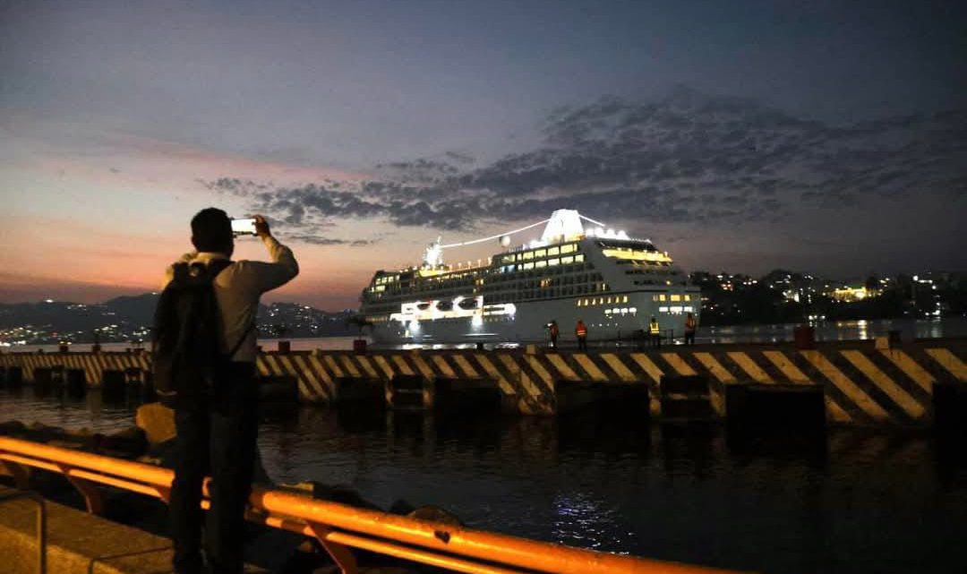 Llega al puerto de Acapulco el primer crucero del 2025, MS Náutica con más mil personas a bordo Llega al puerto de Acapulco el primer crucero del 2025, MS Náutica con más mil personas a bordo