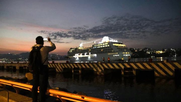 Llega al puerto de Acapulco el primer crucero del 2025, MS Náutica con más mil personas a bordo