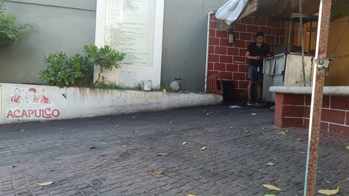 Privatizan la Plazoleta del Periodista y la convierten en un mugrero, en Acapulco Privatizan la Plazoleta del Periodista y la convierten en un mugrero, en Acapulco