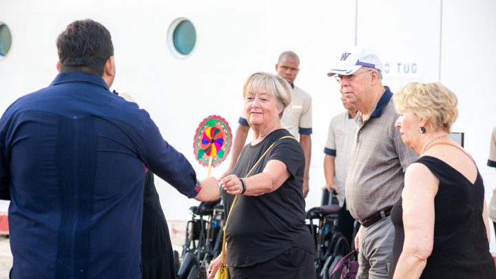 Gobierno de Guerrero da bienvenida a turistas del crucero MS Vista