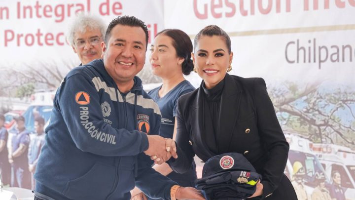 Evelyn Salgado fortalece la Protección Civil con uniformes para brigadistas y bomberos de Guerrero