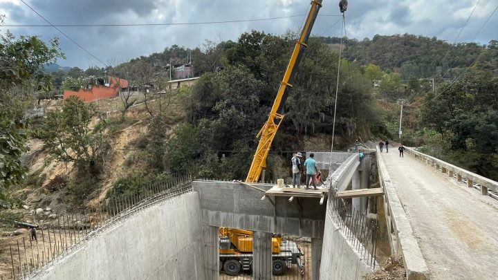 Al 80% construcción del puente vehicular Atlamajalcingo del Monte en la región de la Montaña