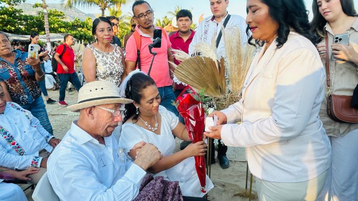 Une Abelina López Rodríguez a 220 parejas en “Bodas Colectivas 2025”