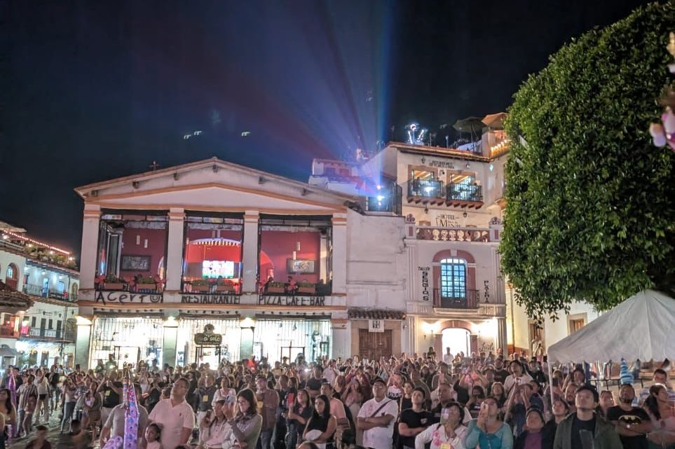 Un gran espectáculo de video mapping se llevó a cabo en #Taxco de Alarcón 👐🏻❤️ Un gran espectáculo de video mapping se llevó a cabo en #Taxco de Alarcón 👐🏻❤️