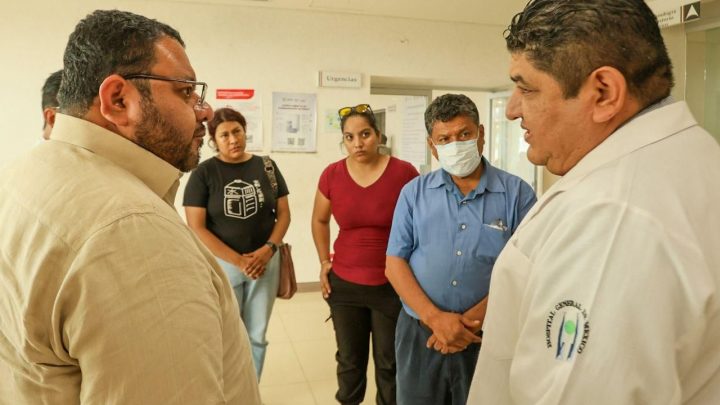 El subsecretario de Desarrollo Político, Francisco Rodríguez visita a la activista Aremy en el Hospital de Acapulco