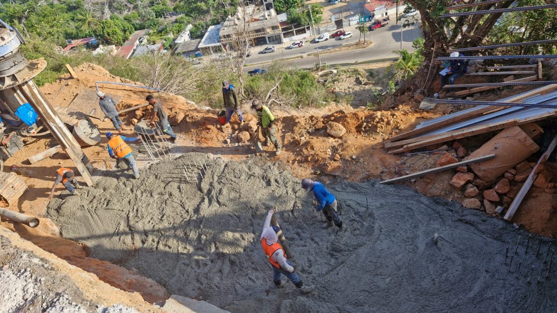 Avanzan trabajos de rehabilitación en la avenida Escénica en el puerto de Acapulco